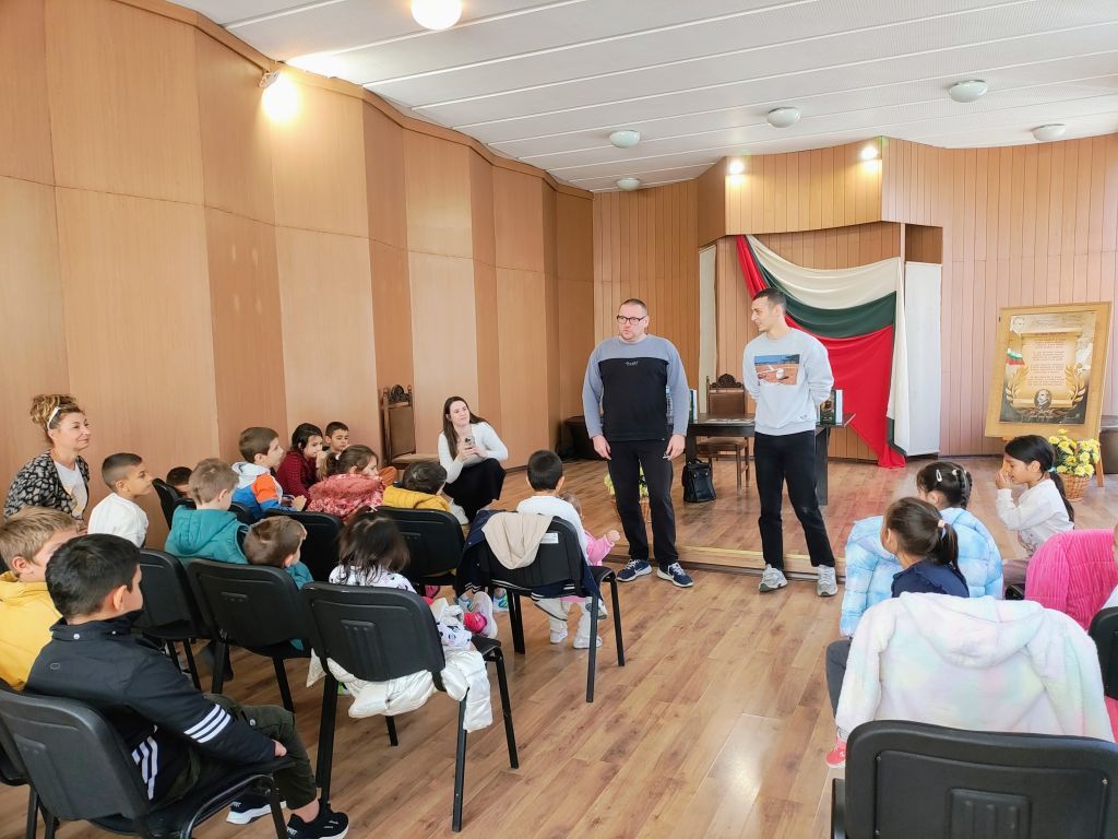 В библиотеката - ДГ Радост - Каблешково
